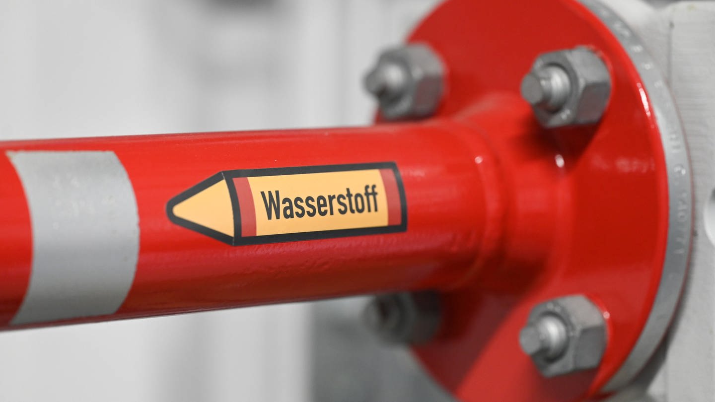 Hinweis auf Wasserstoff an einem Rohr in einem Verteilzentrum (Foto: dpa Bildfunk, picture alliance/dpa | Bernd Weißbrod)