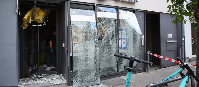 Unbekannte haben einen Geldautomaten in Mannheim-Feudenheim gesprengt.  (Foto: René Priebe / PR-Video )