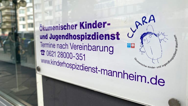 Schild vom Ökumenischen Kinder- und Jugendhospizdienst in Mannheim (Foto: SWR)