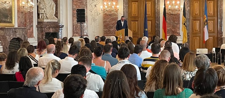 Oberbürgermeister Peter Kurz hält Rede bei Einbürgerungsfeier im Schloss Mannheim (Foto: SWR)