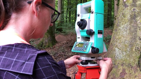 Amerikanische Wissenschaftler untersuchen mit hochmodernen Geräten den Wald bei Buchen (Foto: SWR)