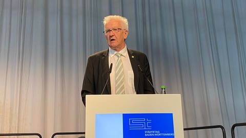 Ministerpräsident Winfried Kretschmann (Grüne) spricht auf der Versammlung des Städtetags in Heidelberg (Foto: SWR)