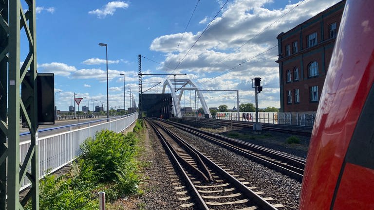 Gleise auf Konrad-Adenauer-Brücke bei Mannheim wegen Oberleitungsschaden (Foto: SWR)