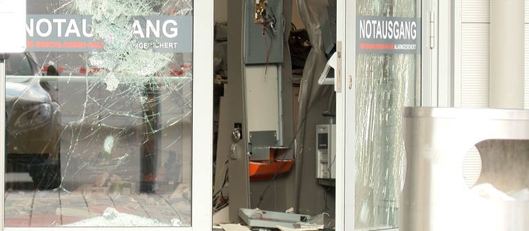 Unbekannte haben einen Geldautomat in einem Einkaufszentrum in Mannheim-Vogelstang gesprengt (Foto: Priebe / pr-video)