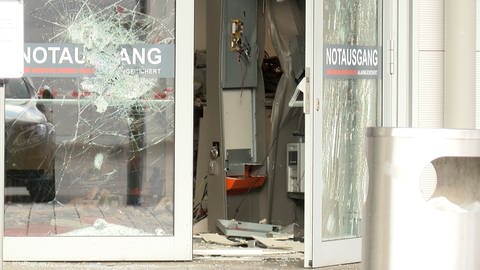 Unbekannte haben einen Geldautomat in einem Einkaufszentrum in Mannheim-Vogelstang gesprengt (Foto: Priebe / pr-video)