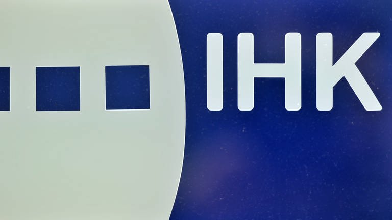 IHK-Logo (Foto: dpa Bildfunk, picture alliance/dpa/dpa-Zentralbild | Hendrik Schmidt)