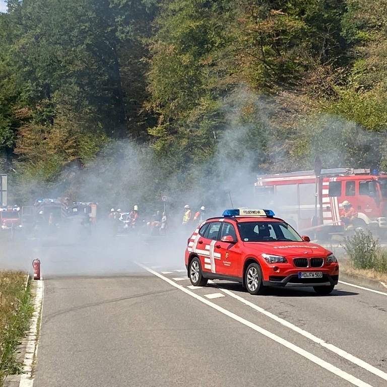Rauch nach Zusammenstoß Auto mit Motorrad bei Schriesheim mit Einsatzwagen Feuerwehr (Foto: SWR)