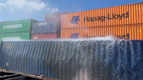 Container mit Hydrosulfit nach Chemieunfall im Mannheimer Hafen (Foto: SWR)