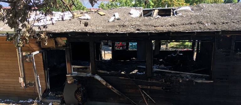Das Holzhaus wurde bei dem Brand fast komplett zerstört (Foto: SWR)
