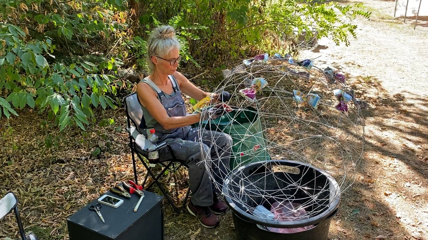 Elles Magermans macht Kunstwerke aus Müll (Foto: SWR)