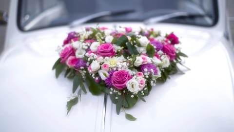 Blumenherz, Blumenschmuck auf geschmücktem Hochzeitsauto, Brautfahrzeug (Foto: IMAGO, imageBROKER/MichaelxWeber)