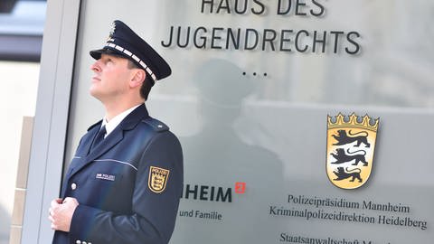 Ein Polizist am Hauseingang des "Haus des Jugendrechts" in Mannheim (Foto: dpa Bildfunk, picture alliance / dpa | Uwe Anspach)