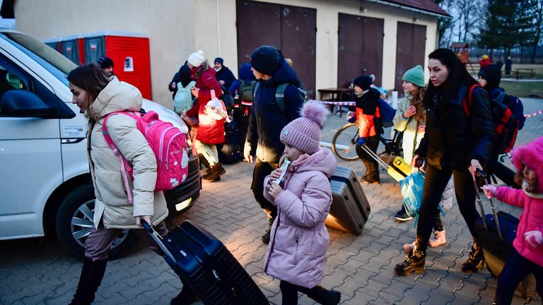 Flüchtlinge aus der Ukraine gehen über den Hof einer Flüchtlingsunterkunft (Foto: dpa Bildfunk, picture alliance/dpa | Marton Monus)