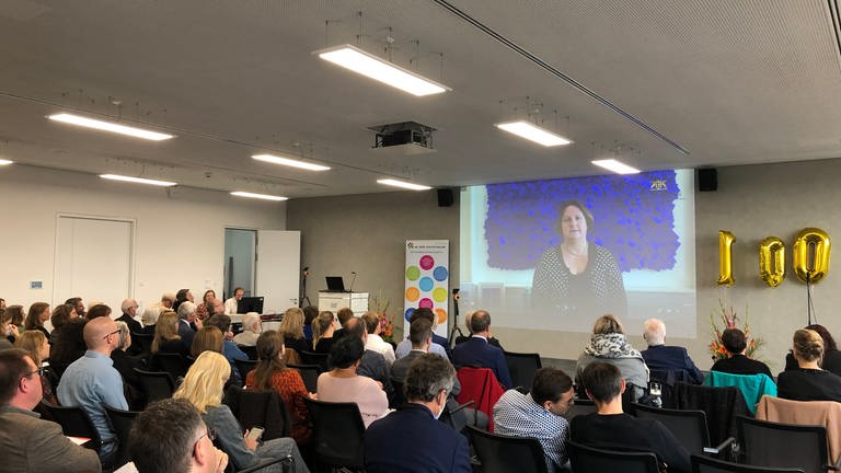 Festakt in Mannheim zu "100 Jahre Schulpsychologie": Kulturministerin Theresa Schopper (Grüne) hält ein Grußwort zur Bedeutung der Schulpsychologie. (Foto: SWR)