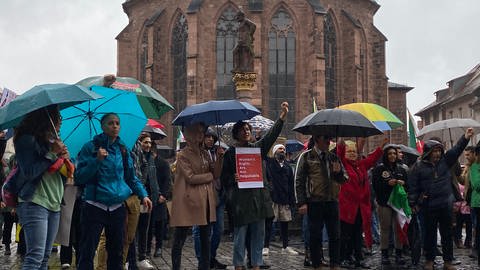 Vor dem Heidelberger Rathaus haben sich nach SWR-Informationen rund 100 Menschen versammelt. Das zentrale Motto der Kundgebung: "Frau, Leben, Freiheit".  (Foto: SWR)