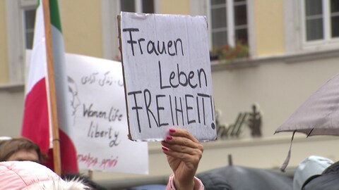 Rund 100 Menschen haben sich in der Vergangenheit vor dem Heidelberger Rathaus versammelt. Sie solidarisierten sich bei einer Kundgebung mit den Protesten im Iran. (Foto: SWR)