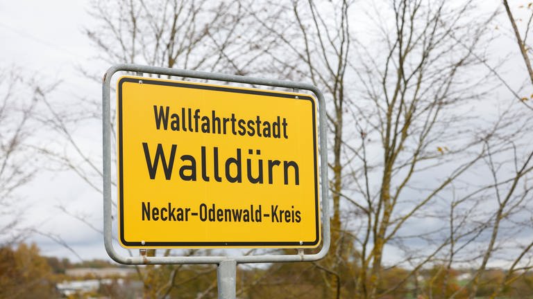 Das Ortsschild von Walldürn (Neckar-Odenwald-Kreis).  (Foto: dpa Bildfunk, picture alliance/dpa | Heiko Becker)