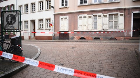 Rot-weißes Absperrband der Polizei in der Nähe des Karlsplatzes in der Heidelberger Altstadt (Foto: René Priebe, PR-Video)