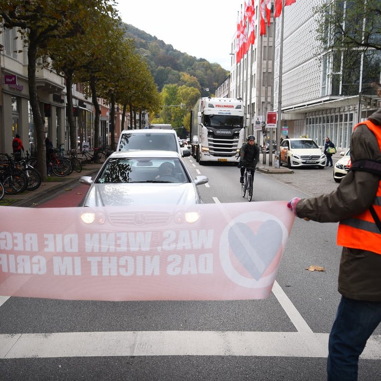Klimaaktivisten der "Letzten Generation" blockieren die Sophienstraße in Heidelberg (Foto: Priebe Foto)