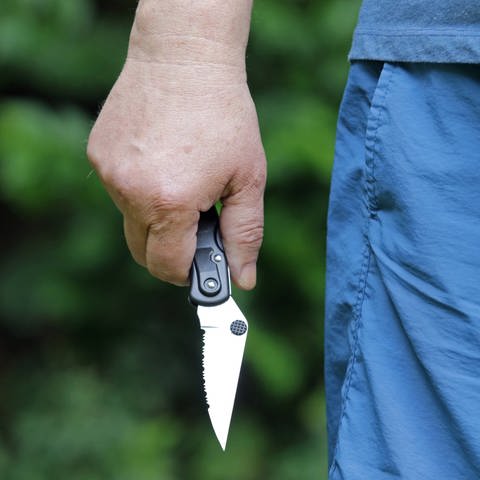 Ein 24-Jähriger soll seinen Betreuer mit einem Messer angegriffen und verletzt haben (Symbolbild). (Foto: IMAGO, IMAGO / Gottfried Czepluch)