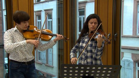 Die beiden ukrainischen Künstler Valentyna und Yaroslava gehören zur Heidelberger Orchester-Besetzung dazu. (Foto: SWR)