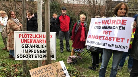 Unterstützter der Angeklagten demonstrierten vor dem Weinheimer Amtsgericht (Foto: SWR)