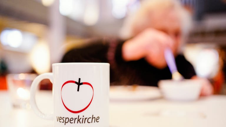 Tasse in Vesperkirche mit Frau mit Essen (Foto: dpa Bildfunk, picture alliance/dpa | Uwe Anspach)