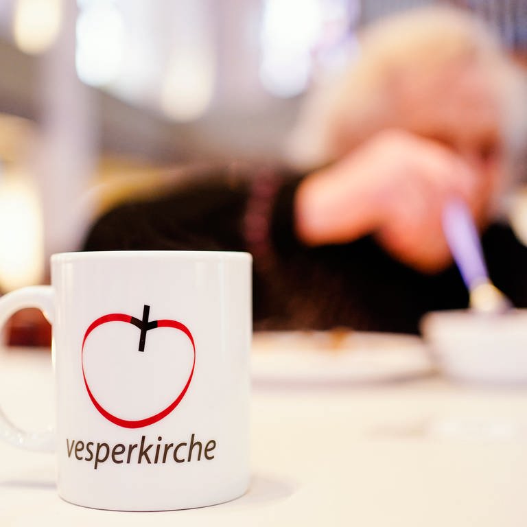 Tasse in Vesperkirche mit Frau mit Essen (Foto: dpa Bildfunk, picture alliance/dpa | Uwe Anspach)