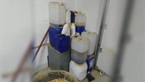 Kanister mit Aromastoffen und Bottich mit Rauchtabak für die illegale Wasserpfeifentabak-Produktion (Foto: Zollfahndungsamt Frankfurt am Main)