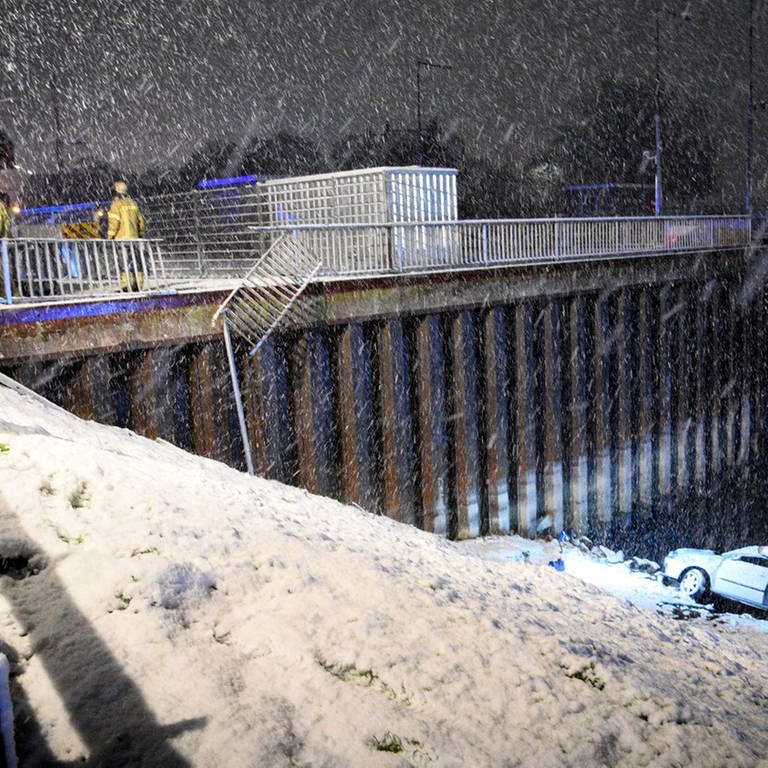 Durchbrochenes Geländer, Auto am Neckarufer, Schnee (Foto: dpa Bildfunk, picture alliance/dpa/PR-Video, Rene Priebe)
