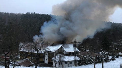Die Scheune des Gasthofs "Linkenmühle" in Walldürn steht in Flammen (Foto: SWR)