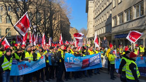 Postmitarbeiter streiken in Stuttgart für mehr Geld (Foto: SWR)