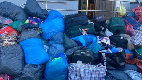 Koffer voller Hilfsgüter sollen ins Erdbebengebiet gebracht werden (Foto: SWR)