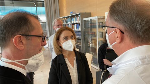 Wissenschaftsministerin Petra Olschowski (Grüne) beim Besuch der Heidelberger Kinderklinik (Foto: SWR)
