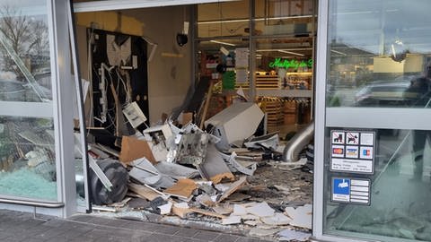 Unbekannte haben einen Geldautomaten im Vorraum eines Supermarktes in Walldorf (Rhein-Neckar-Kreis) gesprengt.  (Foto: Priebe • PR-Video •)