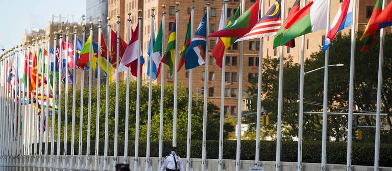 Flaggen vor dem Hauptquartier der Vereinten Nationen (Foto: dpa Bildfunk, XinHua | Wang Ying)
