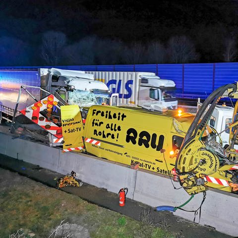 Unfall auf der A6 bei Dielheim. Alle vier beteiligten Fahrzeuge mussten abgeschleppt werden (Foto: PR Video Priebe)