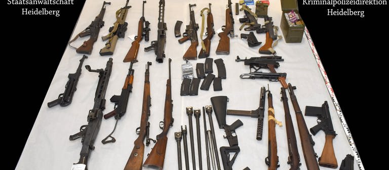 Diese und weitere Waffen stellte die Polizei bei dem 70-Jährigen sicher (Foto: Staatsanwaltschaft / Kriminalpolizeidirektion Heidelberg)
