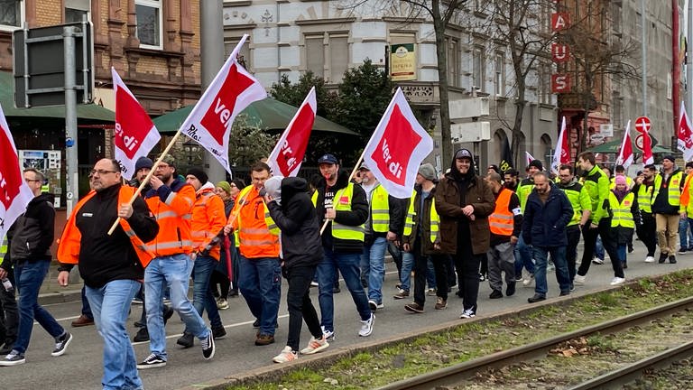 In Mannheim ziehen Mitarbeiter des Öffentlichen Dienstes bei einem Warnstreik mit Fahnen in einem Protestzug durch die Innenstadt. (Foto: SWR)