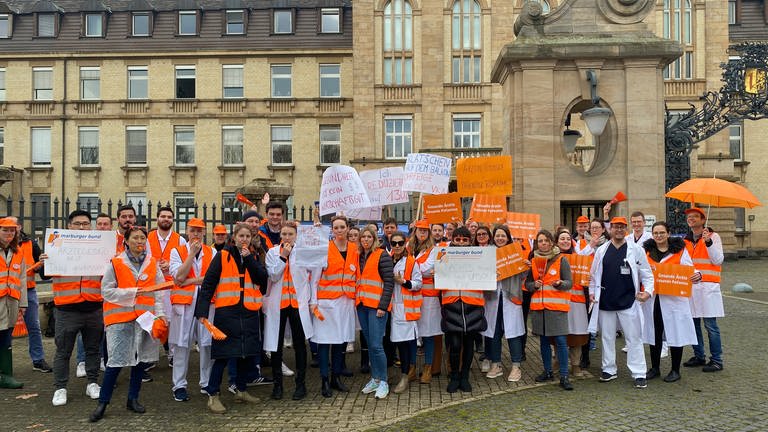 Rund 60 Ärtzinnen und Ärzte haben am Donnerstagvormittag vor dem Mannheimer Uniklinikum demonstriert.  (Foto: SWR)