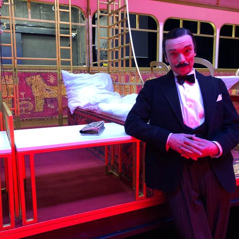Der franco-belgischen Privatdetektiv Hercule Poirot steht in einem Wagon im "Orientexpress". (Foto: SWR)