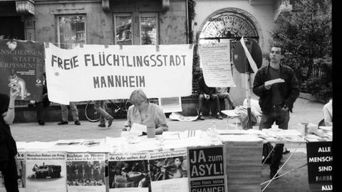 Banner Freie Flüchtlingsstadt Mannheim auf Straßenfest in Mannheimer Max-Jospeh-Straße (Foto: Marchivum Mannheim)