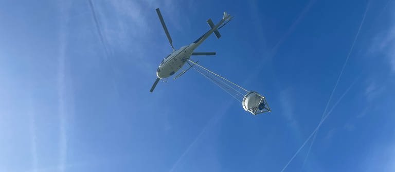 Helikoptereinsatz der Kommunalen Aktionsgemeinschaft zur Bekämpfung der Schnakenplage (Foto: SWR)