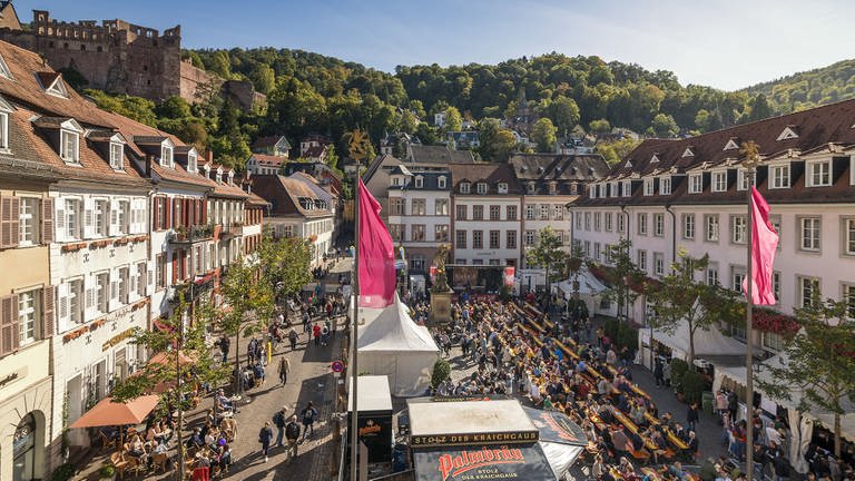 Viele Besucher beim Heidelberger Herbst am Kornmarkt (Foto: Stadtmarketing Heidelberg / Tobias Schwerdt)