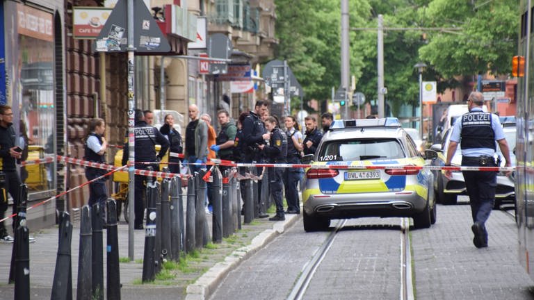 Im Bereich der Mittelstraße in Mannheim kam es zu Streitigkeiten, in deren Verlauf ein Mann eine Frau mit einem Messer verletzte. Aufgrund des Einsatzes der Rettungskräfte muss die Mittelstraße für den Fahrzeugverkehr gesperrt werden.  (Foto: PR-Video / Priebe)