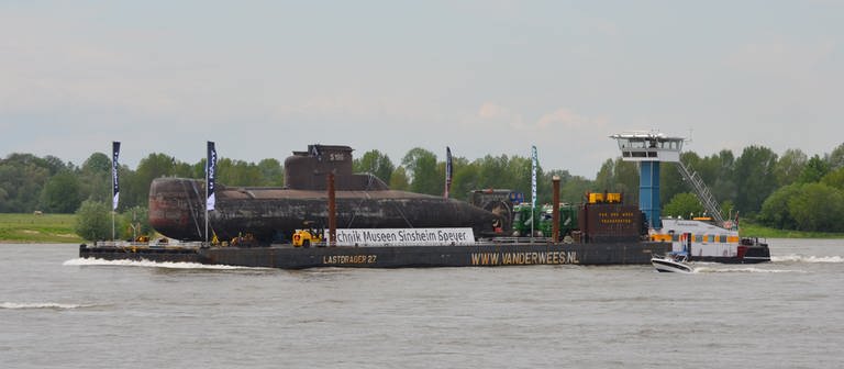 Das U-Boot für das Technikmuseum Sinsheim fährt auf dem Rhein. (Foto: SWR, Privat)