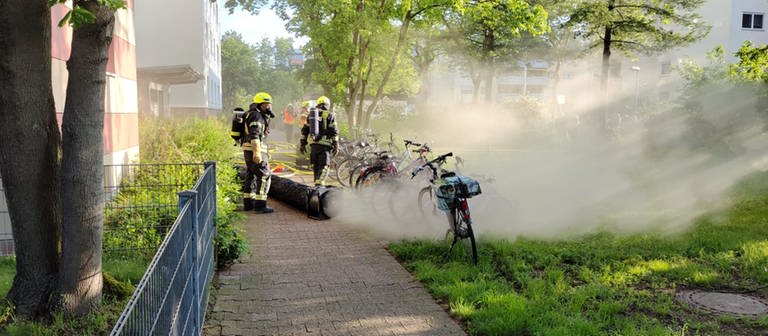 Ein Kellerbrand in Viernheim (Kreis Bergstraße) hat am Samstag einen Großeinsatz der Feuerwehr ausgelöst. (Foto: René Priebe)