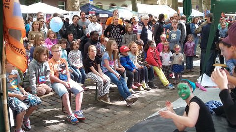 Kinder bei Straßenfest in Mannheim schauen sich Theaterstück an (Foto: Gerald Peischl)