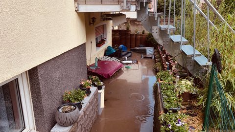 Eine überflutete Terasse mit Kellerabgang (Foto: SWR)