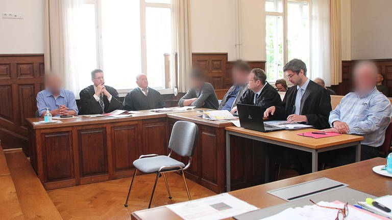 Vier Angeklagte sitzen mit ihren Anwälten im Amtsgericht Weinheim. (Foto: dpa Bildfunk, picture alliance/dpa, Dieter Leder)